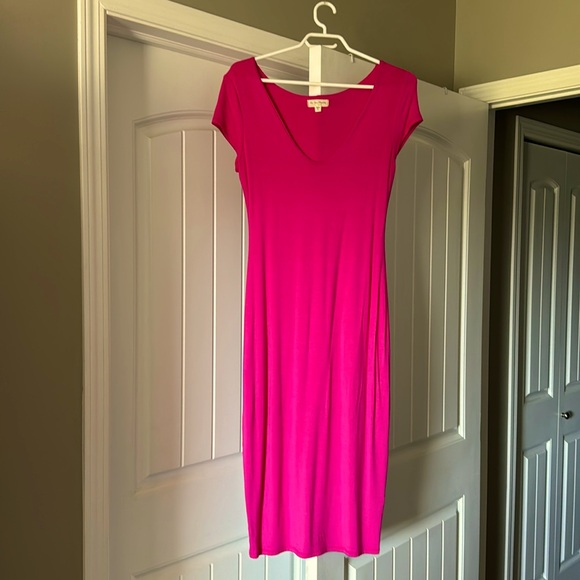 Gorgeous bright pink body con dress. - Picture 1 of 3